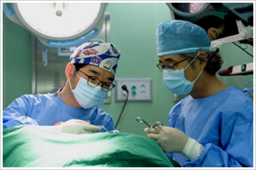 韩国profile普罗菲耳整形医院院长手术中